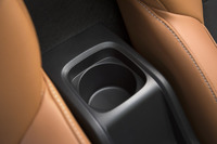 左右シートバックの間に設置されたドリンクホルダー。標準ではひとつしか備わらない。