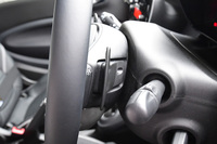 トランスミッションはツインクラッチ式6段ATの「ツイナミック」。手元での操作が可能なシフトパドルが装備される。