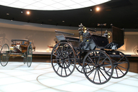 メルセデス・ベンツ ミュージアムにおけるプロローグであるベンツ1号車（写真左）とダイムラー1号車（同右）を支えているのも、ブマットのターンテーブル。