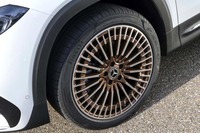 「EQB」には最大20インチのホイールが装着される。繊細なデザインに加え、ロゼゴールド（写真）またはブルーの差し色で個性を主張する。