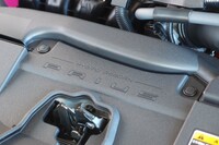 エンジンルームの前方には、「PRIUS」ロゴに加えて、「HYBRID REBORN」の文字が刻まれている。