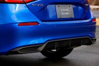 リアのバンパーガーニッシュは形状自体が変更されており、中央にあるディフューザーのようなフィンがより目立つようになった。