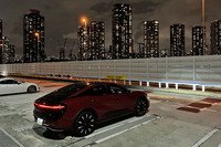 いつものルートを走って首都高辰巳PAに到着。湾岸地区にそびえ建つタワマン群を背景に「クラウン クロスオーバー」を止めた。いまどきのクーペSUV風のボディーフォルムは、都会の夜景にも映える。