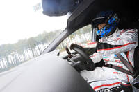 右コーナーを行く谷口。一般的なFF車とは異なり、「メガーヌR.S.カップ」はオーバーステアが出やすいセッティングであることを指摘した。