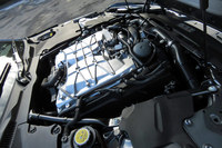 最高出力575ps、最大トルク71.4kgmを発生する過給機付き5リッターV8エンジン。カバー無しのむき出しのエンジンヘッドに、凄（すご）みを感じる。