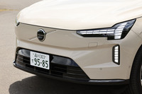 先に上陸した「EX30」でもおなじみのグリルレスのフロントフェイスとデジタル表現を用いた「トールハンマー」ヘッドランプの組み合わせは、「EX90」からスタートした。