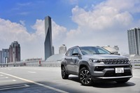 フロントまわりでは、真一文字に広がったグリルが最新型「コンパス」の特徴。リアのバンパーガーニッシュも新しくなった。