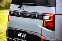 「DELICA」のロゴがガーニッシュに入るシンプルなデザインに改められた「デリカD：5」のリアゲート。リアガーニッシュのデザイン変更により、従来型でガーニッシュに内蔵されていたバックランプは、リフレクターの下部に移動している。