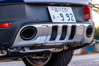 バンパー下に3つのアイレットが並ぶステンレス製のアンダープロテクションを標準で装備。エキゾーストフィニッシャーは左右に振り分けられた2本出しで、コックピットのスイッチ操作によって排気音のボリュームを2段階で調整できる。