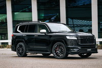 「グロッシーブラック」の「2×9R」を装着した「トヨタ・ランドクルーザー“300”」。持ち前のタフさはそのままに、スポーティーな走りも予感させる。