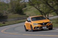 「DASS」と呼ばれる改良型マクファーソンストラット式フロントサスペンションを採用した「メガーヌ R.S.」。ハイパワーなFF車に顕著なトルクステアが抑えられている。