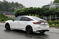 ガソリン車から約1年遅れて発売された「シビックe：HEV」。ホンダ独自のハイブリッドシステム「e：HEV」の最新版を搭載している。