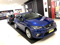 自動車販売にまつわる身近な変容の例。シエナの駅前ショッピングモールは、セアトをはじめとした地元販売店が頻繁にクルマを展示していたが……。（2019年10月撮影）