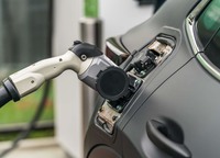 車体の右後方に設けられた給電口。現在開発中のこのEVは、日本国内でもおなじみの急速充電規格、CHAdeMOに対応している。