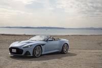 アストンマーティンのフラッグシップ「DBSスーパーレッジェーラ」のオープントップ版が「ヴォランテ」だ。その威光はイギリスの荒ぶる神のようだ。