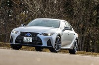 2020年11月に発売された最新の「レクサスIS」。そのボディーは、構造用接着剤の使用範囲やスポット溶接の打点を見直すことで、車重を増やすことなく大幅な剛性アップを実現している。