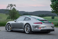 ユニークな特別仕様車や限定モデルの数々も、991型の魅力。「911」の誕生50周年を祝う「50thアニバーサリーエディション」や、マルティーニカラーの「マルティーニレーシングエディション」、軽量ボディーに「GT3」のエンジンと6段MTを搭載した「911R」（写真）などが設定された。