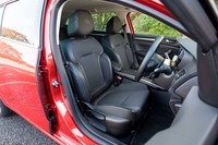 シートはファブリックを基本に、サポートの上部などすれやすいところに合皮を使っている。間隔を大きくとったホワイトのステッチがおしゃれだ。