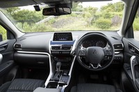 「エクリプス クロス」のインテリアカラーはブラックのみ。各所にマットシルバーとピアノブラックの装飾を施すことで、上質感が演出されている。