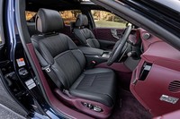 モーターと空気によって、28カ所もの調整を可能としたフロントシート。革の縫い目がフラットかつ滑らかになるよう、特別な縫製技術が用いられている。