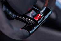 「アニマ」と呼ばれる「ストラーダ」「スポーツ」「コルサ」の3つの走行モードを切り替え可能な制御システムのスイッチは、ステアリングリム上に設けられている。