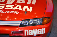 ノーマルの「R32 GT-R」のヘッドランプはプロジェクタータイプだが、こちらの車両は後のレース用ベース車「N1」と同じく、ハロゲンタイプとなっている。