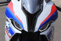 フロントまわりは、異なる形状のランプが2つ並んだ先代から大きく変わり、左右対称なデザインに。LEDのヘッドランプが採用されている。