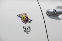 リアフェンダーパネルに装着された「595」のバッジ。2017年2月の改良に伴い、車名もそれまでの「アバルト500」から「アバルト595」に変更となった。