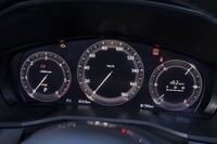 液晶式のメーターパネルは12.3インチのビッグサイズ。地の部分のドットパターンで奥行きを表現している。