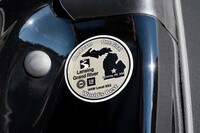 「カマロ」は米国のミシガン州ランシング工場で生産される。ステッカーに書かれた「One Team」「One Goal」「World's Best」の言葉が誇らしげだ。