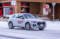 北海道・旭川の市街を行く「ブリザックVRX3」を装着した「アウディQ5」。同市内の幹線道路は通行量も多く、発進・停止が繰り返される交差点付近はアイスバーン化していた。