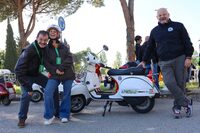 写真左から、「ベスパPX125」で参加したサムエレさんとガールフレンドのミケーラさん、そしてサムエレさんの父親である「ベスパ・クラブ・ヴァルデルサ」のマッテオ会長。