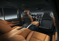 インテリアは、「程よく包まれ感のあるコックピット」と「同乗者に安心とくつろぎをもたらす空間」が特徴。アシストグリップの形状や体が接する部分の素材感にもこだわったという。写真は後席を独立型の4座仕様とした“エグゼクティブ”グレードのもの。