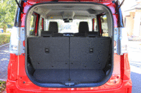 床下収納が廃止された以外に、荷室まわりに変更はない。後席は左右個別にリクライニングとスライド、床下格納が可能で、助手席にも可倒機構が備わる。（写真をクリックすると、荷室のアレンジを見ることができます）