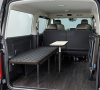 オーテックジャパンが手がける「キャラバン」のライフケアビークルもマイナーチェンジ。写真は「マルチベッド グランドプレミアムGX」の脱着式テーブル付き車。