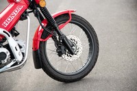 タイヤは前後とも80/90-17の同サイズ。金属製のフロントフェンダーが装着されている（リアフェンダーは樹脂製）。