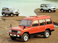 発売後も随時細かな改良が加えられた「パジェロ」。ラインナップも急速に拡充し、1983年3月には乗用の5ナンバー車が、同年7月にはロングボディーが、1985年にはAT車が追加されている。