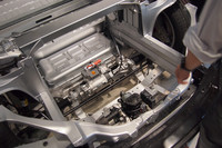 フロントには電動パワーステアリングのモーターなどがあるのみで、当然ながらエンジンはない。