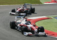 トヨタはチームメイト同士の激しい順位争いに注目が集まった……ただし、上位での話ではない。ヤルノ・トゥルーリ（写真手前）は予選11位、ティモ・グロック（同奥）は同16位からレースをはじめたが、スタートでもたつき、やはりモンツァで不調だったウィリアムズの中嶋一貴の背後を長きにわたり周回。中嶋の壁を抜こうと奮起したトゥルーリは中嶋にプレッシャーをかけ、思い余って挙動を乱した。すかさずその後ろからグロックが抜きにかかる。2台の紅白マシンは丁々発止とやり合ったのち、トゥルーリがコースをはずれたことで勝負がついた。グロック11位、トゥルーリ14位、中嶋は10位完走。（写真＝Toyota）