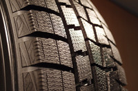 「ダンロップWINTER MAXX」のトレッド面に寄ってみる。より細くなったサイプ幅や新たに開発された材質、容積の増えた縦溝などがポイントとされる。