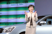 星野朝子市場情報室VPからは、女性にアピールすることの重要性が説明された。