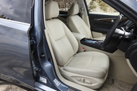 シートカラーはベージュ（写真）のほかにブラックも用意される。
    