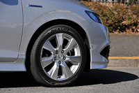 装着されるタイヤのサイズは215/50R17となる。