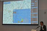 記者会見にて「ビッグデータ交通情報システム」について説明するトヨタ自動車の友山茂樹常務役員。スクリーンに映し出されているのが、新サービスを支える「G-BOOK」のプローブ情報だ。
    