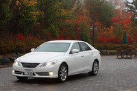 【スペック】プレミアム“Lパッケージ”：全長×全幅×全高＝4730×1795×1435mm／ホイールベース＝2850mm／車重＝1550kg／駆動方式＝FR／3.5リッターV6DOHC24バルブ(318ps/6400rpm、38.7kgm/4800rpm)／価格＝380万円（テスト車＝454万250円／HDDナビゲーションシステム＆マークXスーパーライブサウンドシステム＋音声ガイダンス機能付カラーバックガイドモニター＆サイドモニター＋インテリジェントパーキングアシスト＝51万4500円／本革内装＝18万9000円／ホワイトパールクリスタルシャイン（有料塗装色）＝3万6750円）