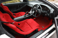 赤絨毯ならぬ、カーボン／アラミドコンポジットの軽量レカロシートが迎えるRのコクピット。画像をクリックすると、運転席まわりの比較アニメーションが見られます。