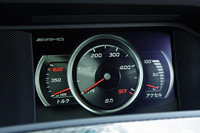 「AMGパフォーマンスメディア」のディスプレイ。エンジン出力／トルクのほか、さまざまな車両状態を表示することができる。