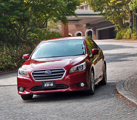 6代目で、「レガシィ」のボディーはさらに大きくなった。写真の「B4」の場合、スリーサイズは全長×全幅×全高＝4795×1840×1500mm。ただし、ホイールベース（2745mm）は据え置きとなっている。