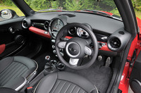 JCWは、スピードメーターが260km/hスケールになるほか、ピアノブラックのサーフェスやスポーツシートが装備される。テスト車は、オプションのレザー仕様。