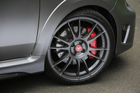 ホイールはOZの専用品。タイヤサイズは215/35R18。